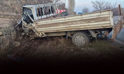 Kamyonetle hafif ticari araç çarpıştı: Feci kazada 1 ölü!