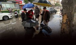 Kazada yaralanan motosikletliye vatandaşlardan 'insanlık' şemsiyesi