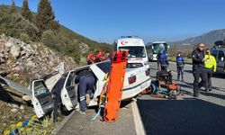 Kontrolden çıkan otomobil karayolu tabelasına çarptı: Evli çift hastanelik!