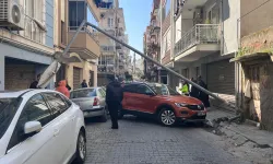 Kontrolden çıktı, aydınlatma direğine çarptı: 3 araçta hasar oluştu!