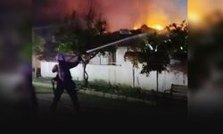 Alevler rüzgarın etkisi ile büyüdü... Evden geriye külleri kaldı!