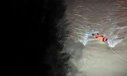 Menderes’te araç dereye uçtu: İzmir İtfaiyesi seferber oldu