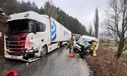 Ödemiş'te tırla çarpışan minibüsteki 2 kişi yaralandı