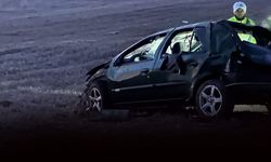 Otomobil bariyerleri aşıp tarlaya uçtu: Genç sürücünün acı sonu!