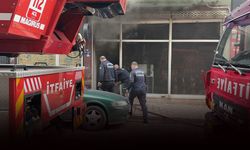 Şarjdaki batarya patladı: Dükkan alev aldı!