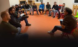 İzmir’de babalar çocuk gelişimi için sıralara oturuyor