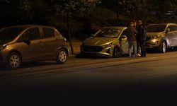 Motosiklet sürücüsünü yaraladı ve 5 araca çarptı... Sürücü firarda