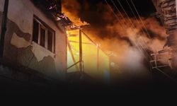 Köyde korkutan yangın: 2 katlı ev hasar gördü