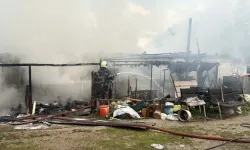 Yangına müdahale etmek istediler, alevlerin arasında kaldılar: Mucize kurtuluş!