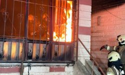 4 katlı binada yangın: 20 kişi mahsur kaldı!