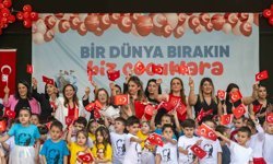 Bornova’da miniklerin 23 Nisan coşkusu sahneye taştı