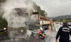 İzmir Otoyolu'nda seyir halindeki tır yandı!