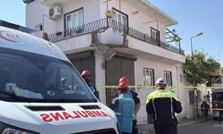 Evin balkonu çöktü... Baba ve oğlu yaralandı!