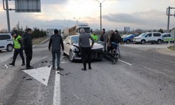 İki otomobil kafa kafaya çarpıştı: 2 kişi hastanelik!
