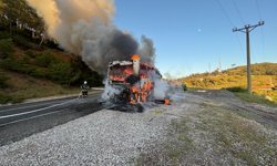 Tur otobüsü alev aldı: Kullanılamaz hale geldi!