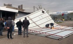 Aydın'da fırtına nedeniyle iş yerinin çatısı uçtu