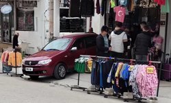 El freni çekilmeyen otomobil panik yarattı: Faciaya ramak kala!