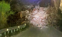 Fethiye'de yamaçtan düşen kaya parçaları yolu kapattı