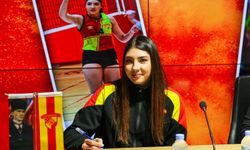 Göztepe'de genç voleybolculardan imza