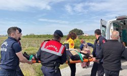 Kanala düşen traktördeki 2 kadın yaralandı