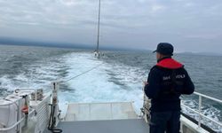 Kuşadası açıklarında sürüklenen teknedeki 2 kişi kurtarıldı