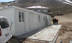 Ağrı’da deprem: Evleri hasar görenlere konteyner verildi