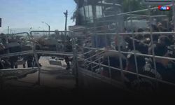 Meslek Fabrikası binası önünde arbede... Bariyerleri yıktılar!