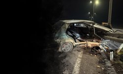 Bariyere ok gibi saplandı: 22'lik sürücü hastanelik!