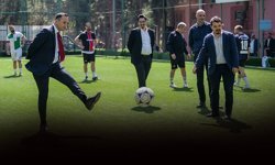 Bornova'da dostluk sahaya taşındı: Başlama vuruşu Eşki'den!