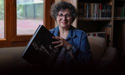 Buca'da İspanyol kadın Cumhuriyet Kütüphanesi’nin hayranı oldu