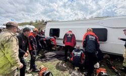 Yolcu midibüsü devrildi: Ölü ve yaralılar var!