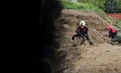 Çamura saplanan iki çocuğu İzmir itfaiyesi kurtardı