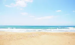 Fırtına sahil şeridini vurdu: Ünlü plajda hasar oluştu!