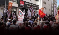 İzmir'de 4 belediyede iş bırakma: Memurlardan CHP İzmir önünde eylem!