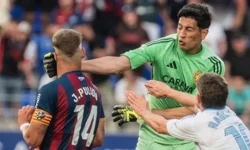 Kırmızı kart gördü, çılgına döndü: Rakibini yumrukladı!