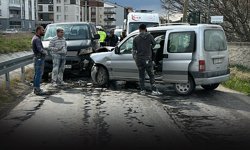 İki araç kafa kafaya çarpıştı... 2 kişi yaralandı!