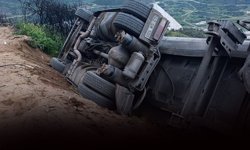 Kontrolden çıkan kamyon şarampole devrildi: Sürücü hastanelik!