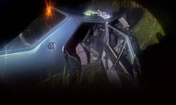 Kontrolden çıkan otomobil kanala devrildi: Feci kazada 2 ölü!