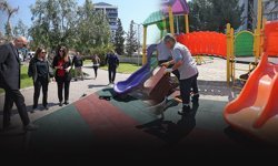 Başkan Ünsal çalışmaları yerinde inceledi... Karşıyaka'nın parkları yenileniyor