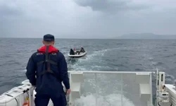 Kuşadası açıklarında sürüklenen teknedeki 2 kişi kurtarıldı