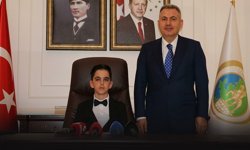 İzmir Valiliği’nde 23 Nisan geleneği: Makam minik Can’a emanet