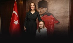 Karşıyaka’da 23 Nisan coşkusu: Makam koltuğu minik başkana devredildi