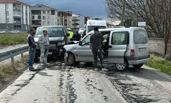 Minibüs ile hafif ticari araç kafa kafaya çarpıştı: 2 kişi hastanelik!
