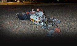 Refüje çarpıp parçalanan motosiklette 2 kişi yaralandı