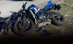 Motosiklet refüje devrildi: Genç sürücü kurtarılamadı!