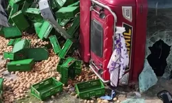 Patates yüklü TIR devrildi: Feci kazada 3 kişi hastanelik!