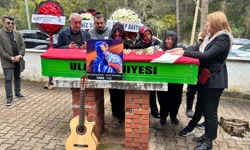 Şarkıcı Rıza Tamer, son yolculuğuna gitarıyla uğurlandı