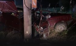 Kontrolden çıkan otomobil beton direğe çarptı... Sürücü öldü!