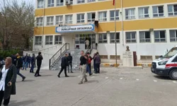 Okulda dehşet anları... Gözü dönmüş veli öğretmene bıçakla saldırdı!