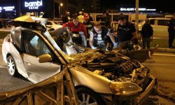 Denizli'de tıra çarpan otomobilin sürücüsü öldü